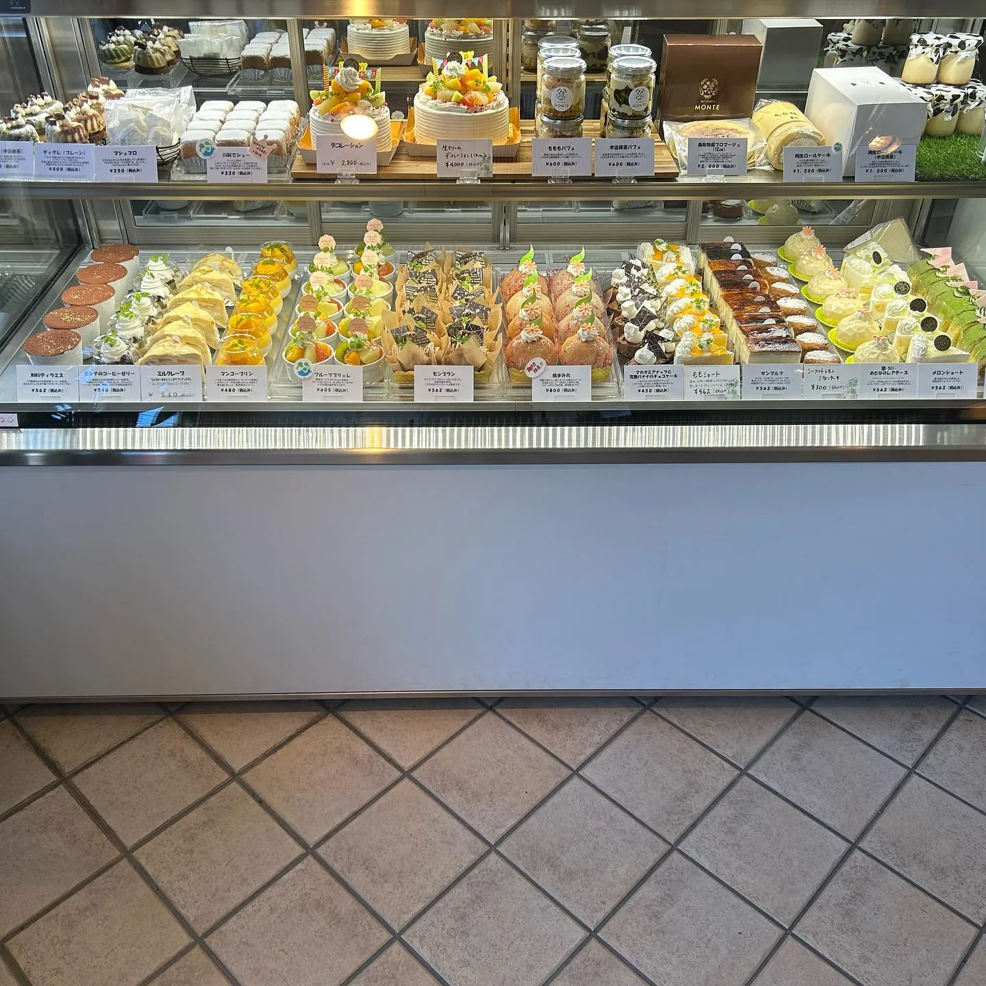 デコレーションケーキが2台並びました！