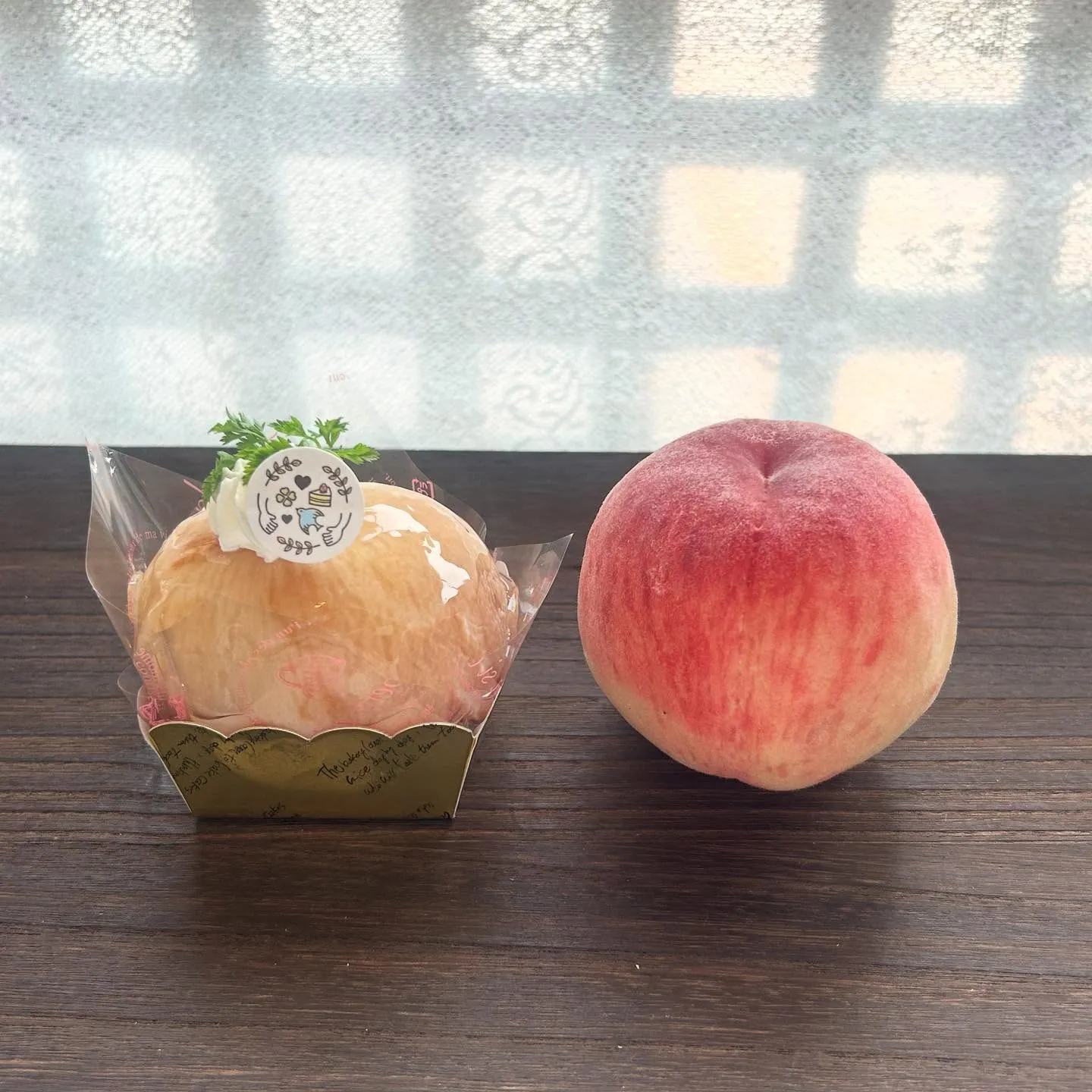 瑞々しい桃を使まるごと１個使ったケーキの魅力